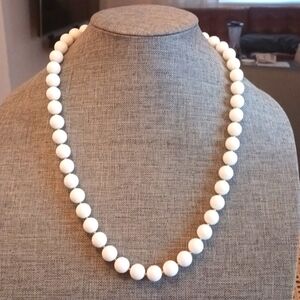 Barbiecore Vintage White Acrylic Beaded Necklace - Pre-loved